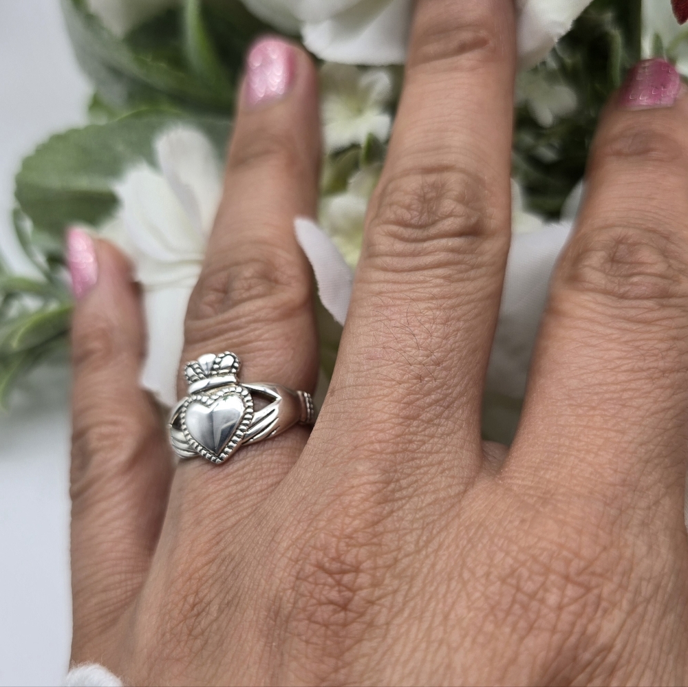🥰 LAVISH CLADDAGH RING - Picture 4 of 5